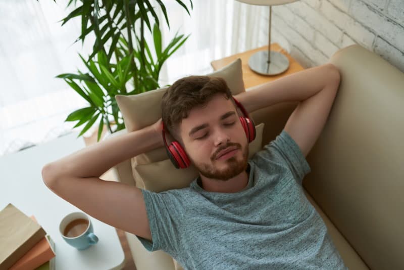 does-sleeping-on-one-side-affect-beard-growth-beardguidance